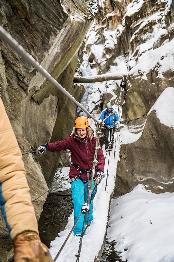 Im Gänsemarsch geht es im Zickzack durch die Schlucht - immer mit Sicherung. - © Puzzle Media/Saastal Tourismus AG/dpa-tmn