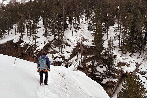 Der Weg in die Schlucht führt durch verschneites Gelände - ohne Guide ist der Durchgang verboten. - © Nathalie Helene Rippich/dpa-tmn