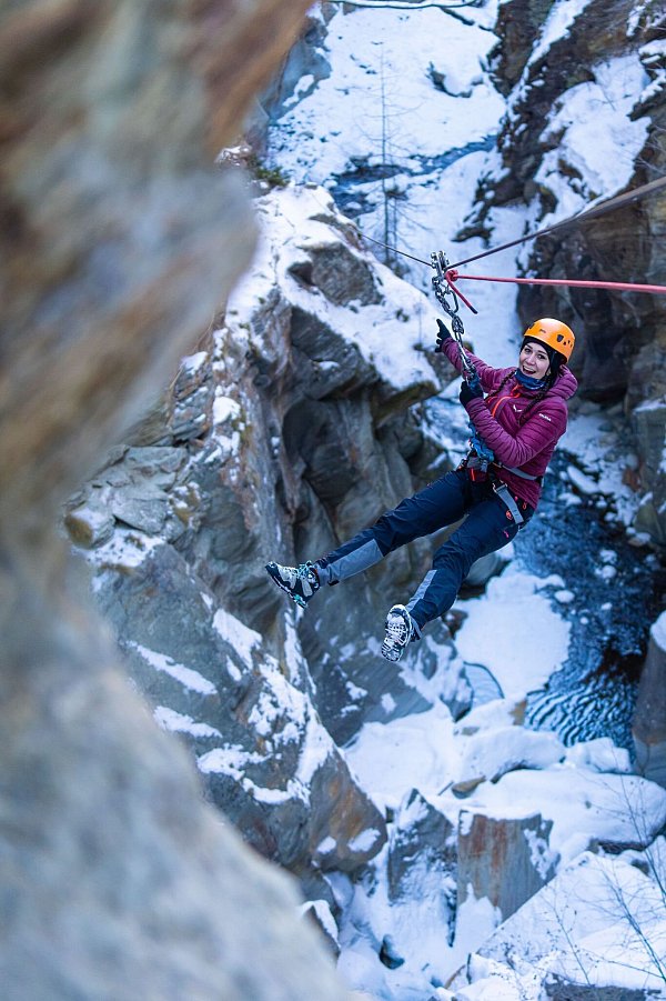 Der Weg führt nicht immer über Brücken - auch am Seil hängend wird der Weg bestritten. - © Tom Malecha/Filme Von Draussen/Saastal Tourismus AG/dpa-tmn