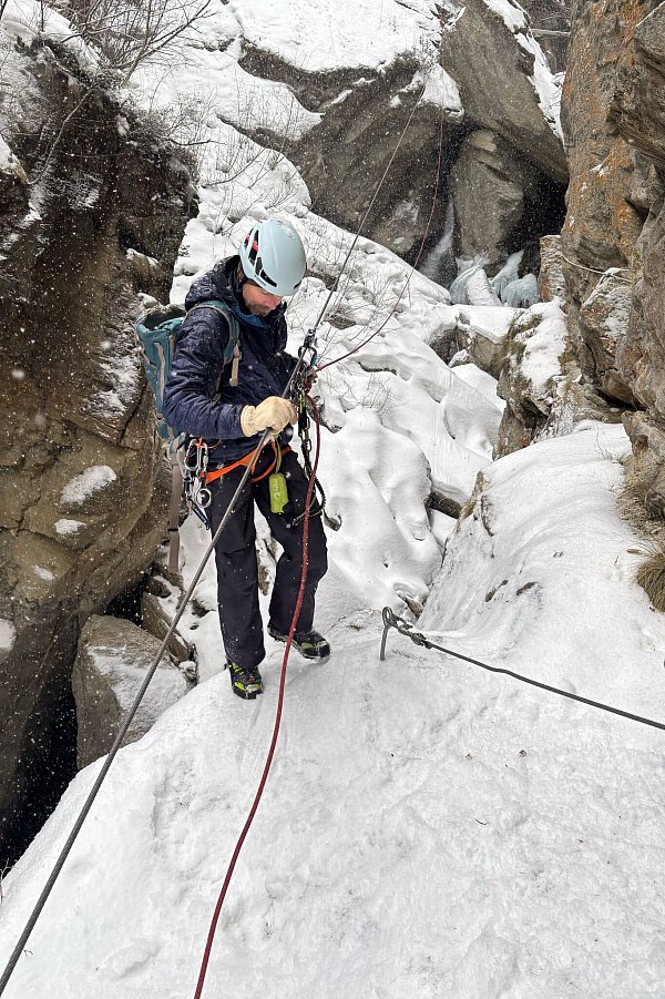Steigeisen und Seile sind Pflicht: Ohne vernünftiges Equipment und Sicherung ist der Klettersteig nicht zu machen. - © Nathalie Helene Rippich/dpa-tmn