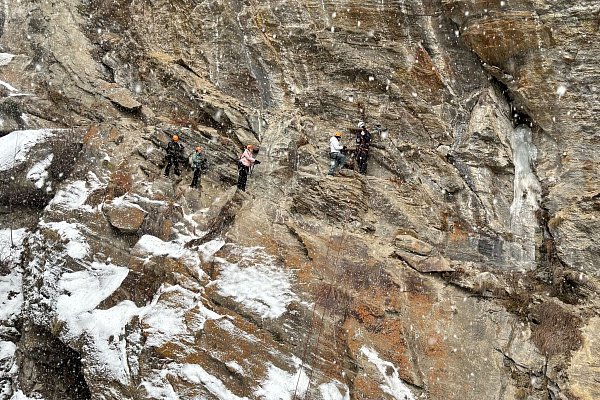 Wie die Ziegen am Berg: An der Steilwand wird klar, wieso hier kein Meter ohne Sicherung gegangen werden sollte. - © Nathalie Helene Rippich/dpa-tmn