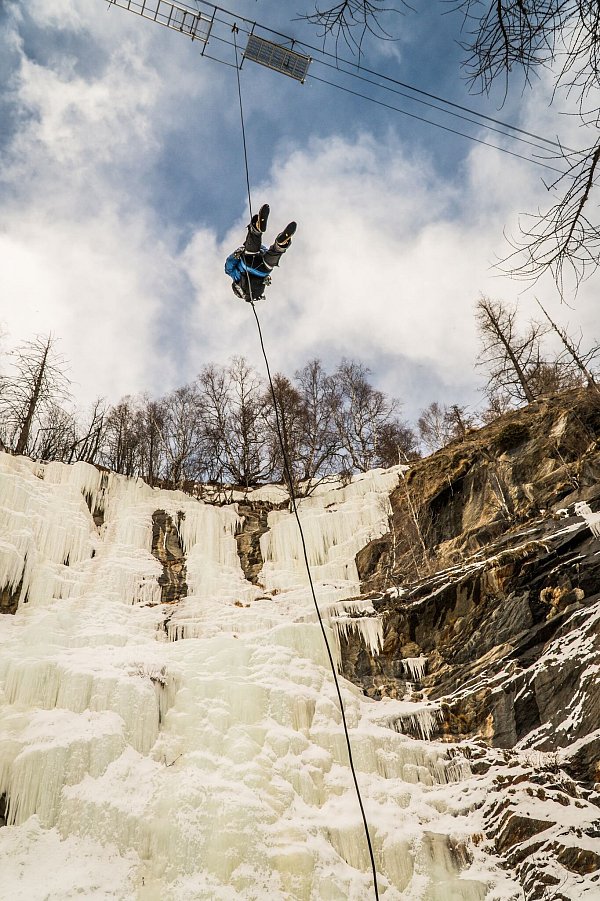 Sieht von oben noch viel höher aus: die letzte Mutprobe auf unserer Tour, das Abseilen von einer Hängebrücke. - © Puzzle Media/Saastal Tourismus AG/dpa-tmn