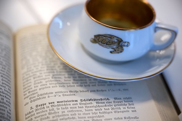 Früher kamen auch Reiherbrust oder Schildkrötensuppe auf den Tisch. - © Bernd Thissen/dpa