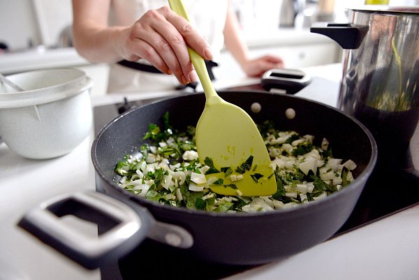 Wer kann heutzutage noch kochen? (Symbolbild) - © picture alliance / ZB