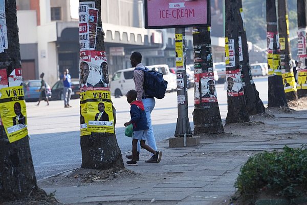 Wahlplakate werben in Simbabwes Hauptstadt Harare für die Kandidaten in der Präsidenten- und Parlamentswahl. Amtsinhaber Emmerson Mnangagwa steht wegen Gängelung der Opposition in der Kritik. - © Tsvangirayi Mukwazhi/AP/dpa
