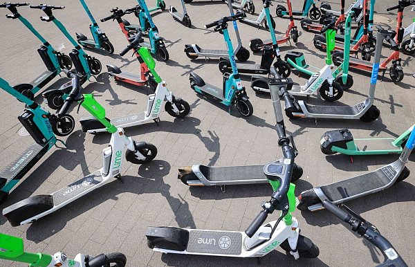 Zahlreiche E-Scooter in den Innenstädten: Auch die Unfallzahlen nehmen zu. - © Christian Charisius/dpa/dpa-tmn