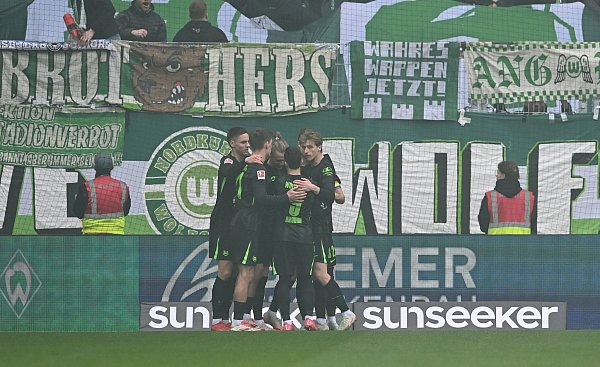 Mit dem Sieg beim Lieblingsgegner Werder Bremen bleibt der VfL Wolfsburg im Rennen um die Europapokal-Plätze dabei. - © Carmen Jaspersen/dpa
