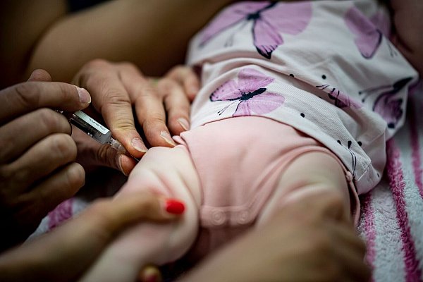 Zu den Standardimpfungen bei Säuglingen gehören unter anderem der Schutz vor Masern, Keuchhusten und Diphtherie (Symbolbild). - © Fabian Sommer/dpa