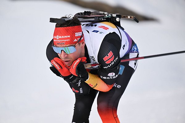 Philipp Nawrath kann gerade so die Strafrunde vermeiden. - © Martin Schutt/dpa