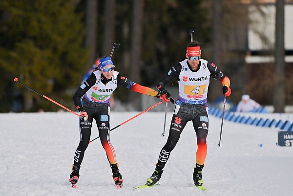 Franziska Preuss (l) übergibt als Vierte auf Philipp Nawrath. - © Martin Schutt/dpa