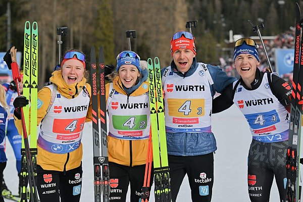 Freudentaumel beim deutschen Team: Bronze in der Mixedstaffel. - © Martin Schutt/dpa
