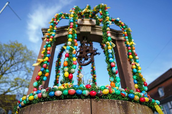Osterbrunnen gehören in einigen Regionen Bayerns zu den Bräuchen rund ums Fest. (Archivbild) - © Andreas Arnold/dpa