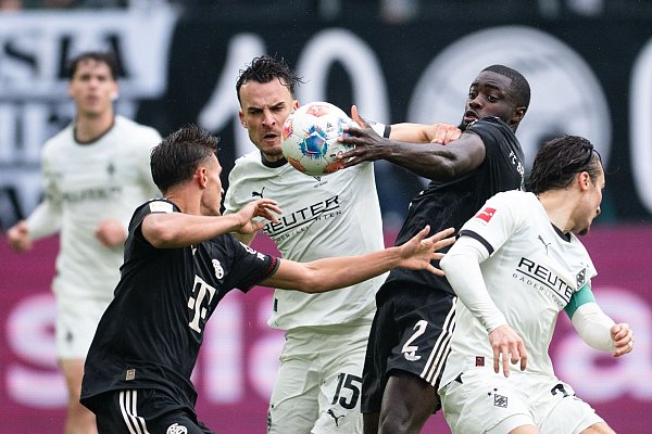 Kampf um jeden Ball im Borussia-Park. - © Marius Becker/dpa