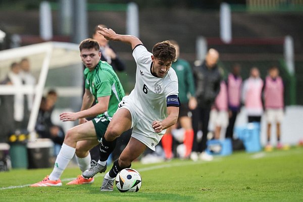 Versuchte immer wieder, das deutsche Spiel anzukurbeln: U21-Kapitän Tom Bischof (vorne). - © Christian Charisius/dpa