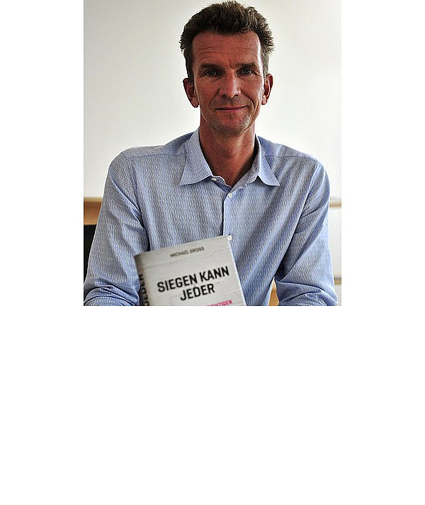 Michael Groß stellt sein Buch vor - © FOTO: DPA
