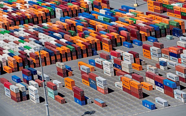 US-Zölle belasten Deutschlands Exporteure (Archivbild) - © Hauke-Christian Dittrich/dpa