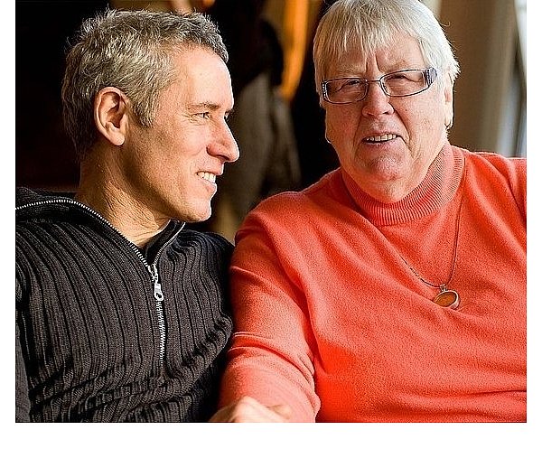 Das enge Verhältnis zu Mutter Irma lockt den Schauspieler immer wieder in die Heimatstadt Herford. "Ralph brachte schon früher alles in Action", so das mütterliche Urteil. - © FOTO: GERALD DUNKEL