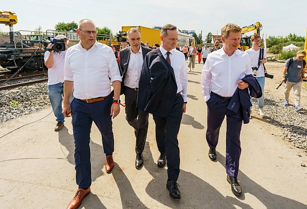 Auftakt für die Arbeiten auf der Bahnstrecke Frankfurt-Mannheim - © Andreas Arnold/dpa