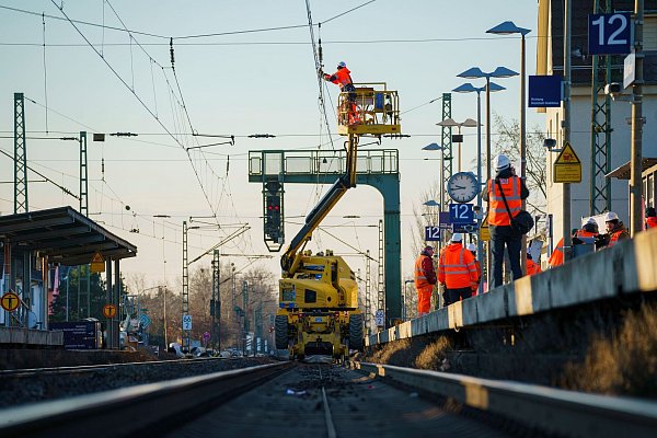 Ab diesem Montag (15. Juli) wird die Bahnstrecke zwischen Mannheim und Frankfurt für Bauarbeiten voll gesperrt. (Archivbild) - © Andreas Arnold/dpa