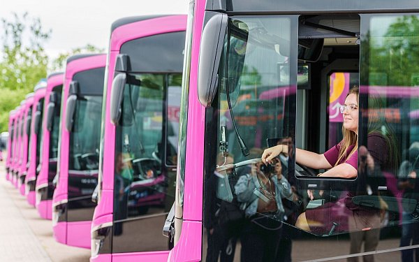 Während der Bauarbeiten auf der Strecke zwischen Frankfurt und Mannheim fahren als Ersatz Busse. (Archivbild) - © Andreas Arnold/dpa