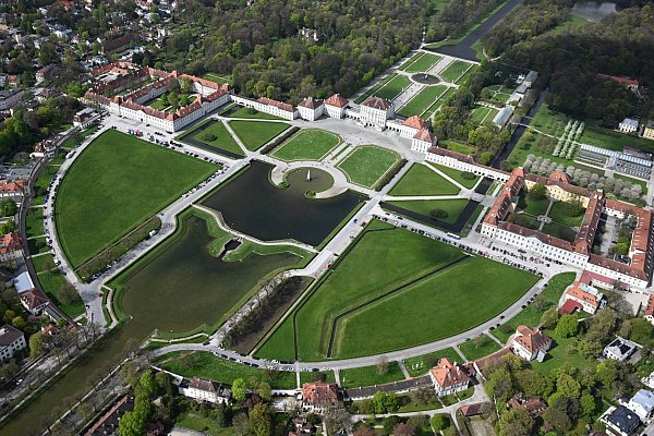 Von einem Zeppelin aus sieht der Park um das Schloss Nymphenburg in München sehr grün aus. (Archivbild) - © Felix Hörhager/dpa