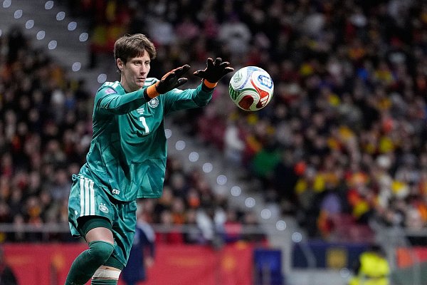 Hielt oft gut, aber gegen Spanien nicht fehlerlos: Ann-Katrin Berger. - © Bernat Armangue/AP/dpa