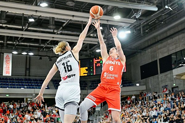 Starke Defense: Alina Hartmann blockt einen Wurf. - © Uwe Anspach/dpa