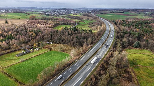 Blick auf die Autobahn 45 in der Nähe von Olpe, wo die Hände gefunden wurden. (Archivbild) - © Alex Talash/dpa