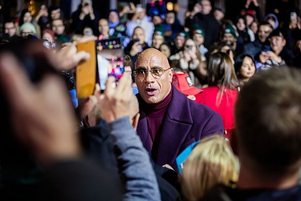 Dwayne Johnson ließ sich von Fans fotografieren. - © Christoph Soeder/dpa