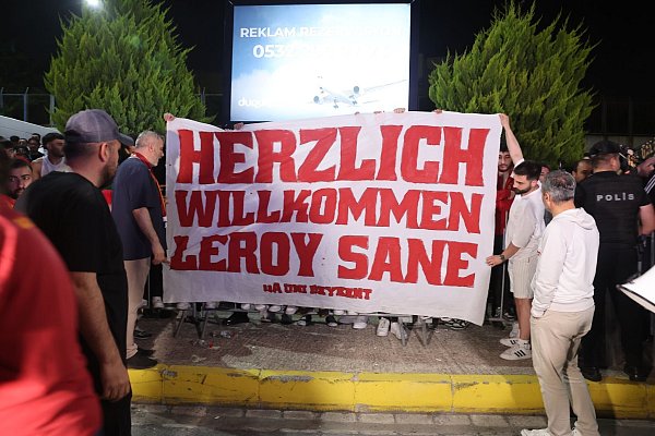 Fans von Galatasaray begrüßten Sané mit einem Plakat. - © Murat Akbas/dpa