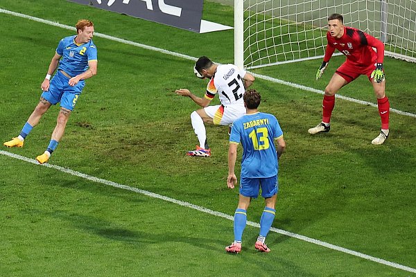 DFB-Kapitän Ilkay Gündogan verpasste nach gut 15 Minuten eine große Kopfballchance zur Führung. - © Daniel Löb/dpa