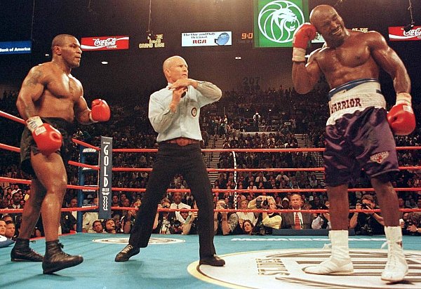 Der «Bite Fight» von Tyson gegen Holyfield 1997 ging in die Box-Geschichte ein. - © Jeff Haynes/dpa