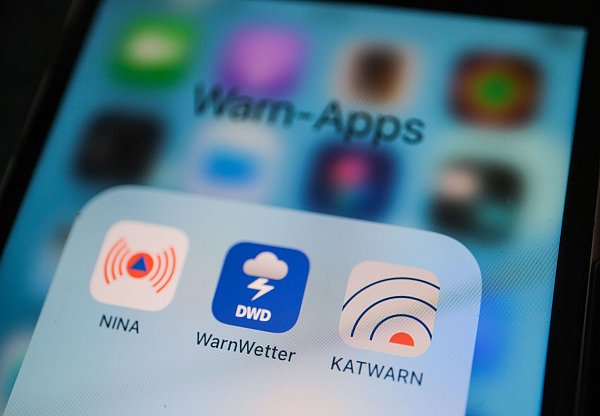 Kein Cell Broadcast? Kein Problem! Mit Apps wie Nina oder Katwarn erreichen einen Warnmeldungen auch. - © Oliver Berg/dpa