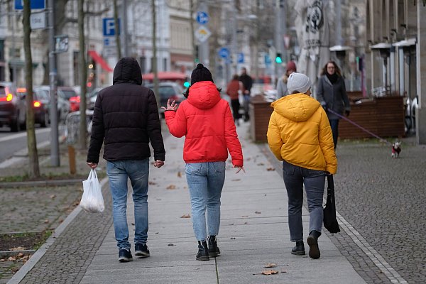 In Deutschland tragen viele seit Jahren in der Winterzeit gerne Pufferjacken - hier in Schwarz, Rot, Gelb. (Foto von 2021) - © Sebastian Willnow/dpa-Zentralbild/dpa