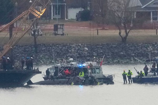 In Washington laufen die Bergungsarbeiten nach dem Flugzeugabsturz. - © Alex Brandon/AP/dpa