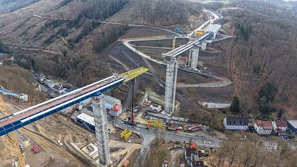 Trotz Großbaustellen wie dieser gingen die realen Umsätze des Baugewerbes 2024 zurück. - © Alex Talash/dpa
