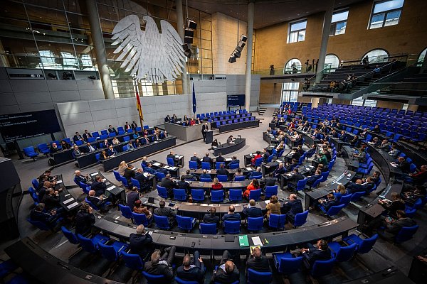 Der Bundestag berät über den Haushalt für das laufende Jahr. - © Michael Kappeler/dpa