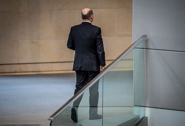 Kanzler Scholz verlässt den Plenarsaal. - © Michael Kappeler/dpa