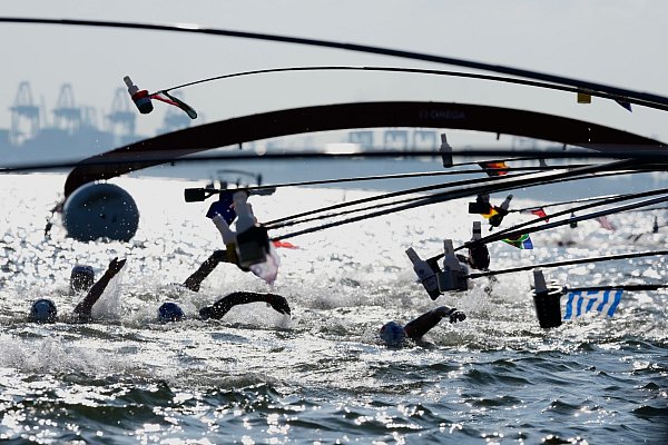 Es herrschten extreme Hitzebedingungen beim Freiwasser-Schwimmen in Singapur. - © Vincent Thian/AP/dpa