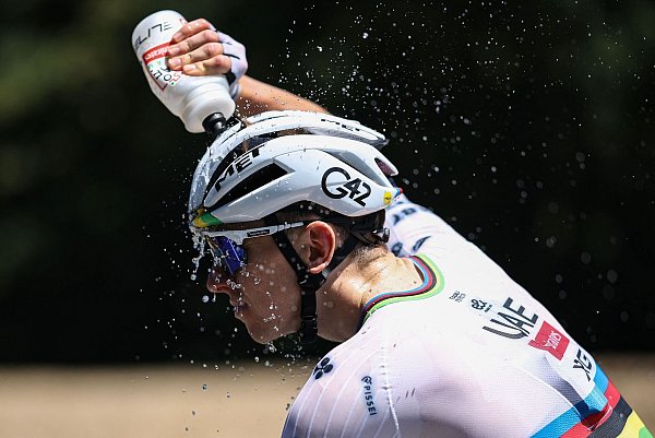 Auch der Tour-SuperstarTadej Pogacar muss sich abkühlen. - © Anne-Christine Poujoulat/AFP/dpa