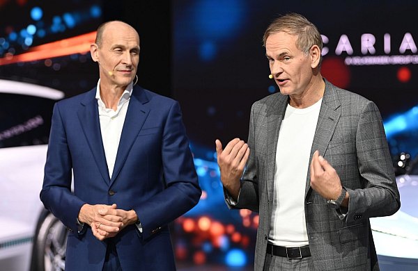 VW-Konzernchef Blume (r) sieht in der Strategie für China einen VW-eigenen Fünfjahresplan. - © Johannes Neudecker/dpa