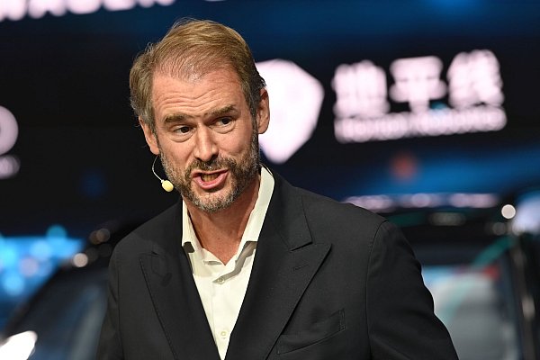 Cariad-Chef Bosch bezeichnete die neuen Produkte als KI-Chips. - © Johannes Neudecker/dpa