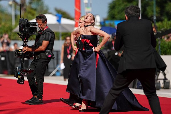 Amanda Seyfried, Hauptdarstellerin von «The Testament of Ann Lee», auf dem roten Teppich vor der Premiere am 1. September. (Archivbild) - © Scott A Garfitt/Invision/AP/dpa