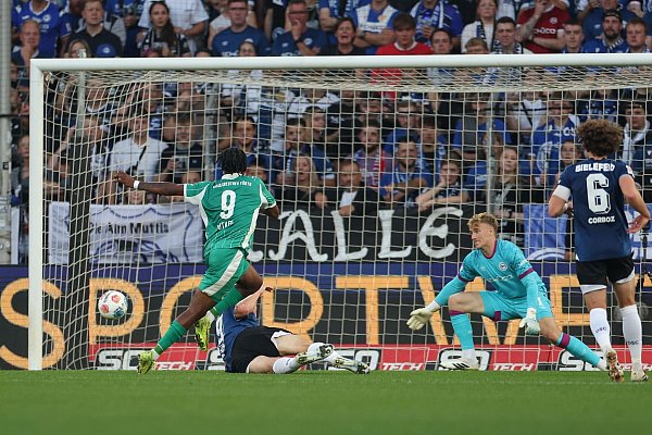Noel Futkeu erzielt das 1:0 für Fürth, Bielefelds Maximilian Großer fälscht noch ab, Torwart Jonas Kersken ist machtlos. - © Friso Gentsch/dpa