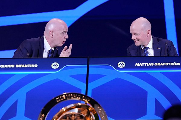 FIFA-Chef Infantino (l.) braucht nun ein gutes Krisenmanagement. - © Fernando Calistro/AP/dpa