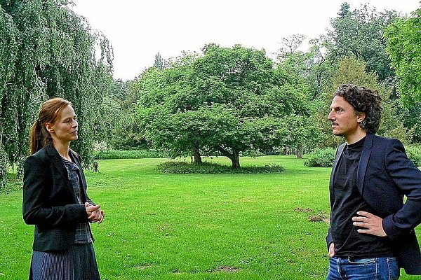 Das Künstlerduo Heike Mutter und Ulrich Genth planen eine künstlerische Antwort auf das Schlosspark-Ambiente. - © FOTO: CHRISTINE LONGÈRE