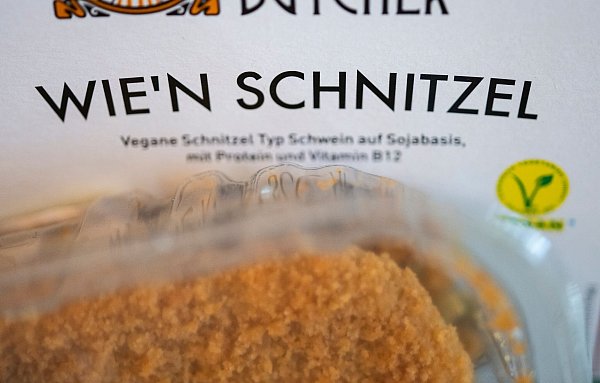 Auch Bezeichnungen, die an bekannte Begriffe wie «Wiener Schnitzel» erinnern, wären von dem Verbot betroffen. (Symbolbild) - © Marijan Murat/dpa