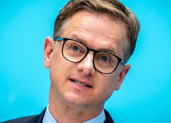 CDU-Generalsekretär Carsten Linnemann sagt, das Kabinett wolle sich demnächst in einer Sitzung ausschließlich mit dem Abbau bürokratischer Hürden beschäftigen. (Archivfoto) - © Michael Kappeler/dpa