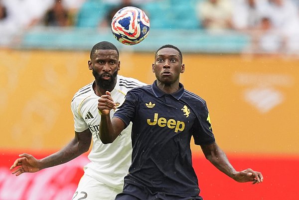 Immer eng am Mann: Antonio Rüdiger (l) im Zweikampf mit dem Ex-Frankfurter Randal Kolo Muani im Spiel gegen Juventus Turin. - © Rebecca Blackwell/AP/dpa