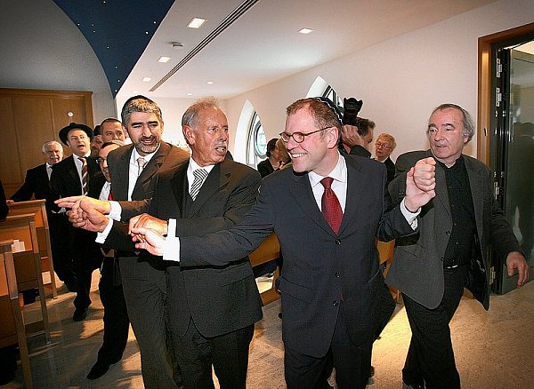 Angeführt von Ruben Heinemann, Harry Rothe und dem Rabbiner Julian Chaim Soussan (v.r.) ziehen die Gäste durch die neue Synagoge. Ganz rechts schließt sich der Pianist Professor Matitjahu Kellig an. - © FOTO: FRANK-MICHAEL KIEL-STEINKAMP
